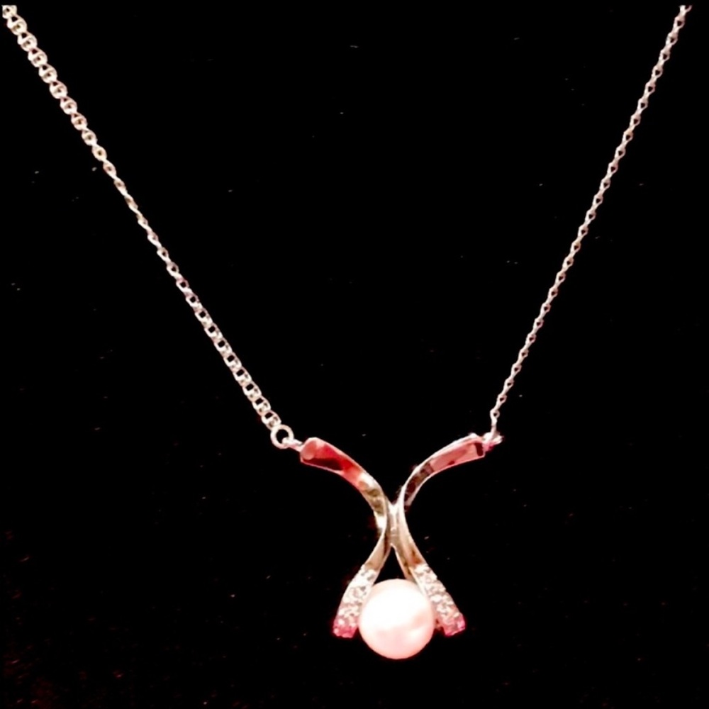 14K Gold and Genuine Pearl necklace with Genuine Diamonds